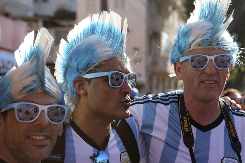 Torcedores da Argentina se reúnem pelas imediações do Maracanã horas antes da partida do país contra a Bósnia | EFE/Marcelo Sayão