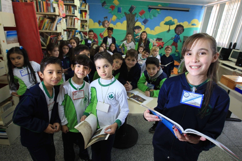 Bem representados, os alunos da Escola Graciliano Ramos aguardam a nova gibiteca reivindicada à Secretaria de Educação de Curitiba | Ivonaldo Alexandre/ Gazeta do Povo