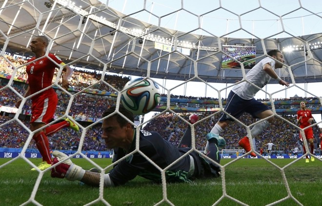 Diego Benaglio, goleiro da Suíça, falha na defesa e Mathieu Valbuena (dir.) marca terceiro gol para a França |