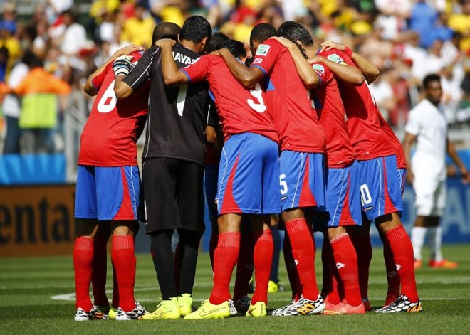 Jogadores da Costa Rica se reúnem logo antes do início do jogo no Estádio Mineirão, em Belo Horizonte | REUTERS/Murad Sezer