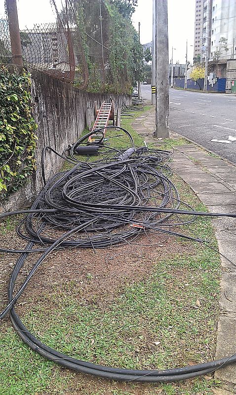 Morador da região, que não quis se identificar, diz que a linha de telefone da casa dele ficou muda na manhã deste domingo | Célio Martins / Gazeta do Povo