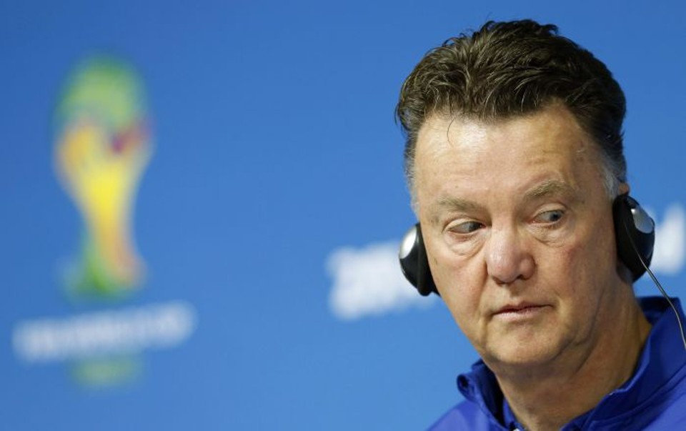 O técnico da Holanda, Louis van Gaal, criticou a decisão da Fifa de obrigar as seleções darem coletivas à imprensa antes dos jogos | EFE / Tolga Bozoglu