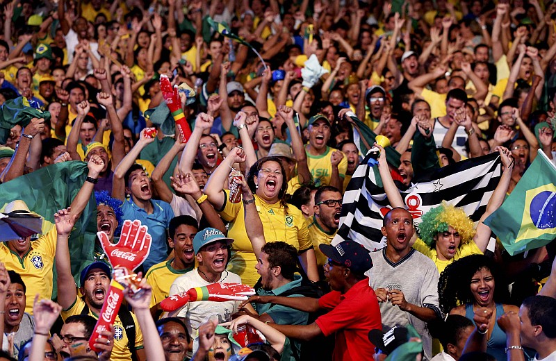 Torcida comemora um gol brasileiro na Fan Fest de Recife | Yves Herman / Reuters