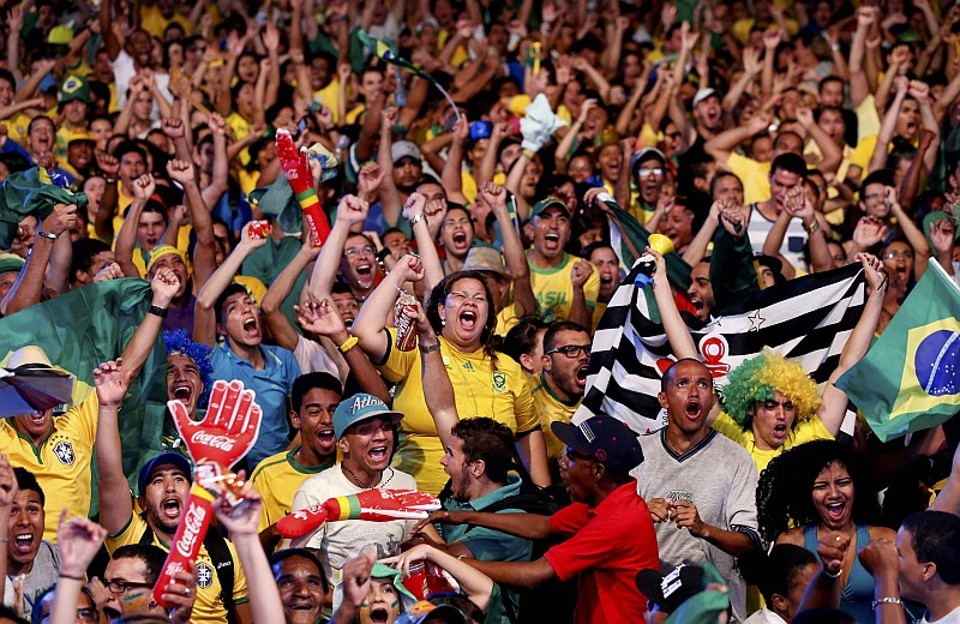 Torcida comemora um gol brasileiro na Fan Fest de Recife | Yves Herman / Reuters
