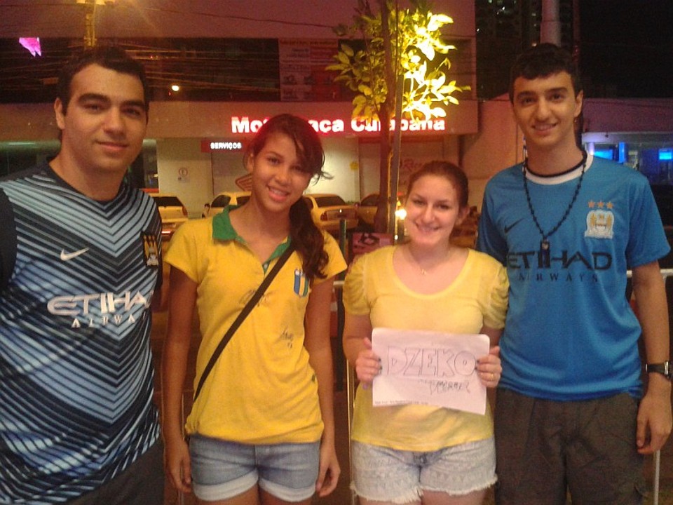 Torcedores esperaram Dzeko na entrada do hotel da Bósnia em vão na noite de quinta-feira | Robson Martins, enviado especial / Gazeta do Povo