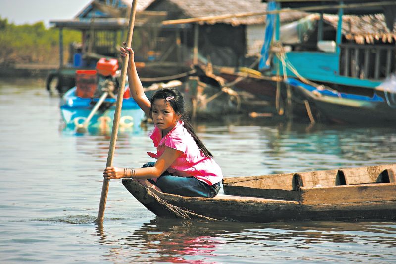 Pesca excessiva, usinas hidrelétricas e a mudança do clima estão colocando o Tonle Sap em risco; acima, aldeia flutuante de Akol | Fotos: Chris Berdik para The New York Times