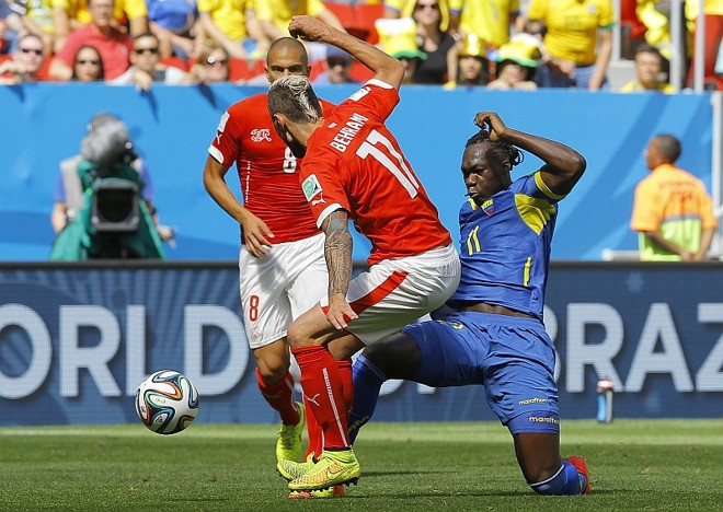 Behrami disputa jogada com Caicedo | 