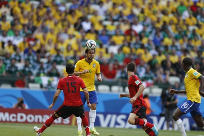 Fred tenta jogada sobre Moreno |