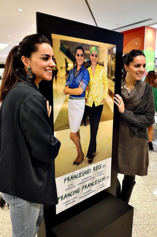 Gêmeas e belas, Francesnei Reis (à esq.) e Francine Franceschi integram a exposição fotográfica