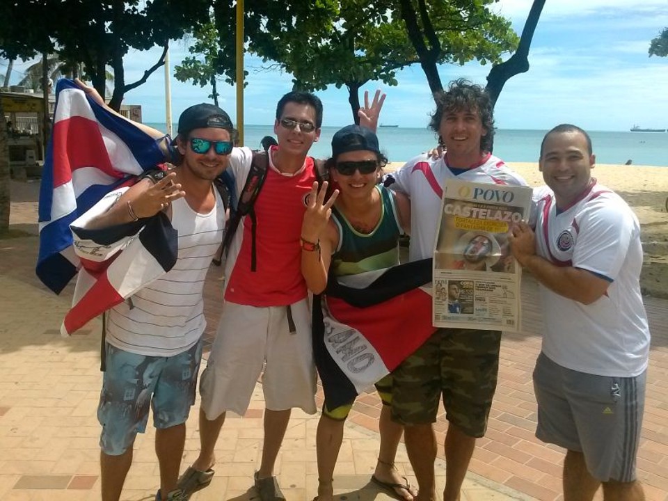 Torcedores da Costa Rica e o registro da histórica vitória: Castelazo. | Leonardo Mendes Júnior/ Gazeta do Povo
