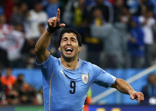 Suárez comemora o gol da vitória uruguaia: atacante renasce após ficar ameaçado de não ir à Copa por lesão | 