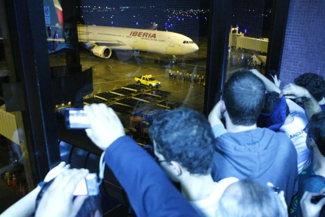 Torcedores aguardam o desembarque da Espanha no Aeroporto Afonso Pena |