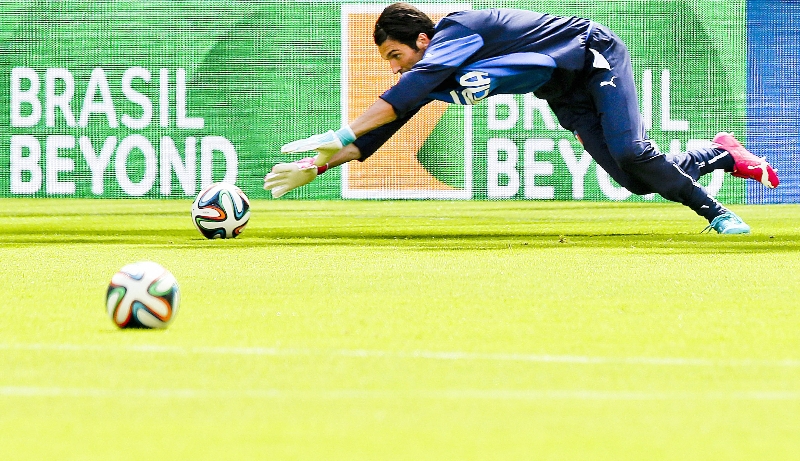 Buffon, recuperado de lesão no tornozelo, é considerado imprescindível na Azzurra | Srdjan Suki/ EFE
