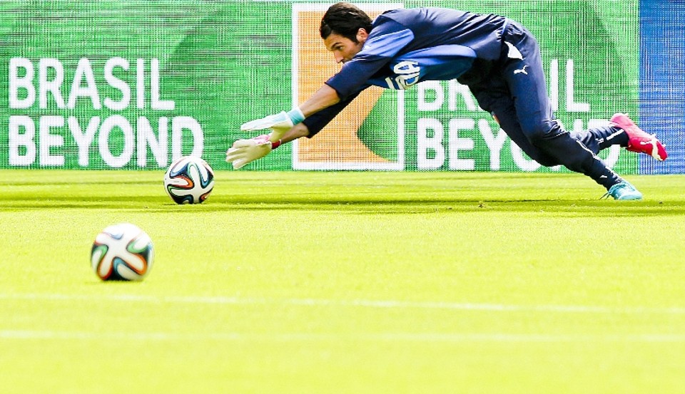Buffon, recuperado de lesão no tornozelo, é considerado imprescindível na Azzurra | Srdjan Suki/ EFE