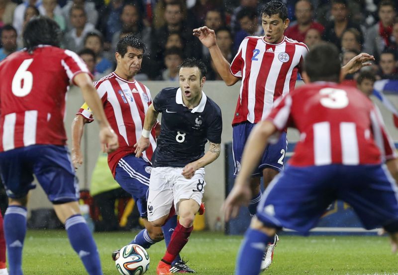 Francês Valbuena tenta escapar da marcação de quatro paraguaios no amistoso deste domingo em Nice | Philippe Laurenson / Reuters