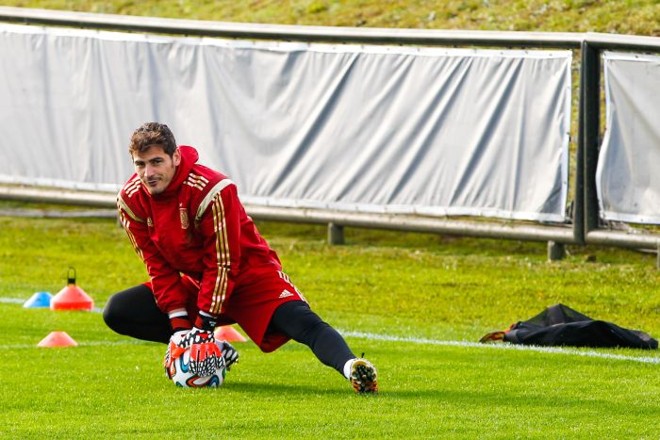 Casillas, goleiro e capitão da Espanha, é um dos atuais hóspedes do CT do Caju |