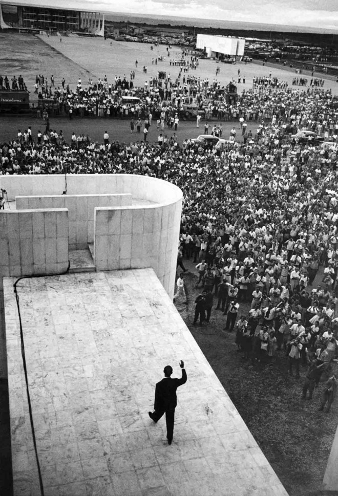 Kubitschek em direção ao Palácio da Alvorada, em 1960 |