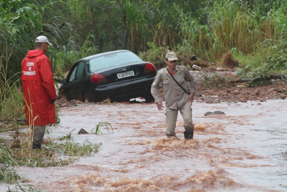 Situação de emergência é reconhecida em 77 municípios do Paraná Em Cascavel, casas e ruas alagadas por causa das chuvas | Mateus Barbieri / Jornal Hoje