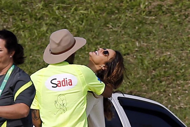 Neymar usa o chapéu da atriz. |