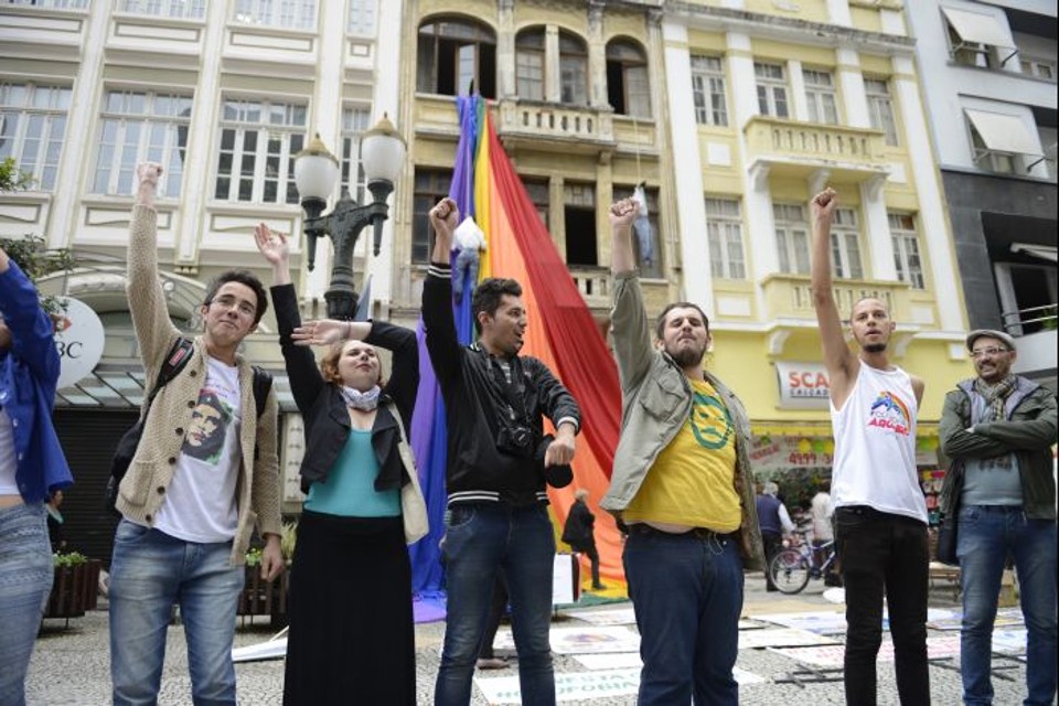 Ativistas LGBT protestam contra leis rígidas de países que jogam a Copa em Curitiba | Henry Milleo/Gazeta do Povo