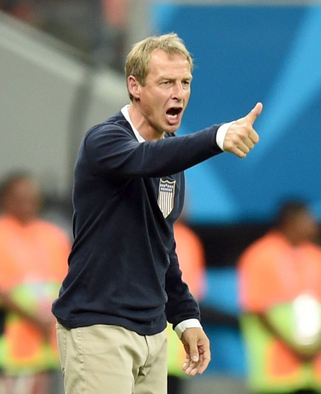 Técnico Juergen Klinsmann instrui equipe norte-americana na partida contra Portugal |
