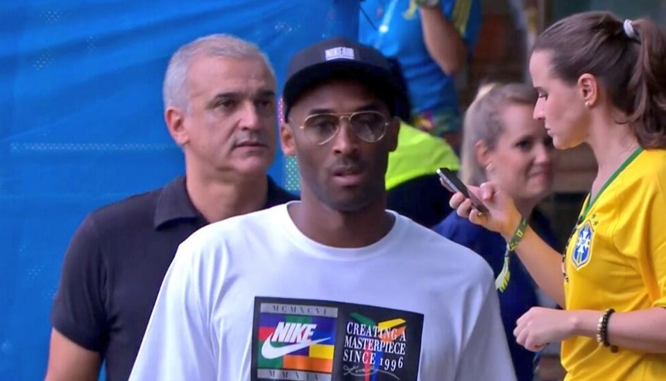 Kobe Bryant no jogo entre Brasil e México | Reprodução/Twitter/Euro Football Weekly ‏