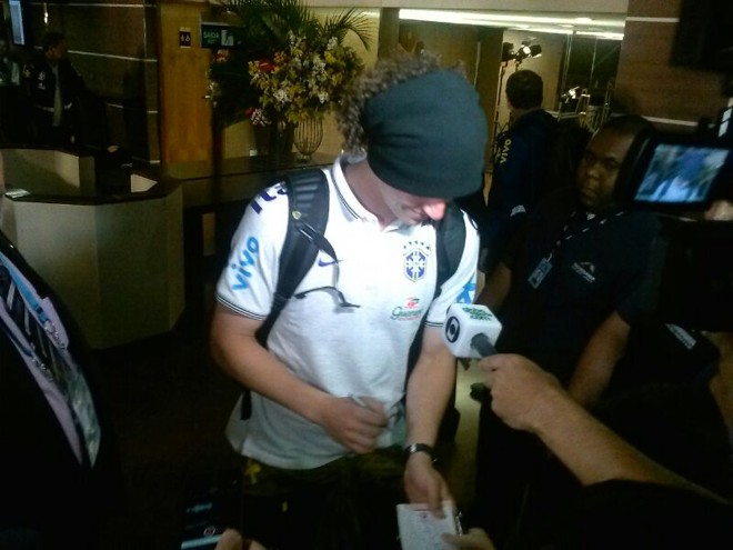 David Luiz parou para dar autógrafo a torcedores em Goiânia. | 