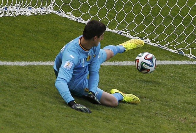 O goleiro belga Thibaut Courtois falha na defesa de cobrança de pênalti feita por Feghouli |