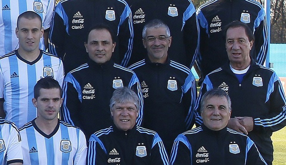 Carlos Bilardo, à direita na fileira do meio, foi acusado por membro de torcida do Internacional de ajudar a financiar os barra bravas, torcedores violentos argentinos | EFE
