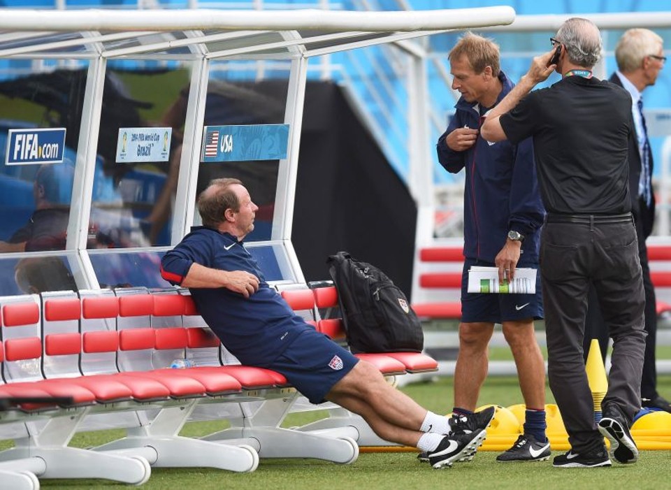 Técnico da seleção norte-americana Juergen Klinsmann durante treino em Natal | EFE/EPA/MARIUS BECKER