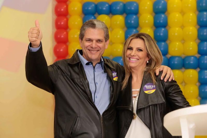 Silvio Barros ao lado da mulher, a deputada Cida Borghetti | Divulgação