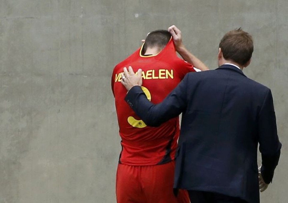 O zagueiro belga Thomas Vermaelen deixa o Maracanã após sofrer um estiramento na partida contra a Rússia | REUTERS / Alessandro Garofalo