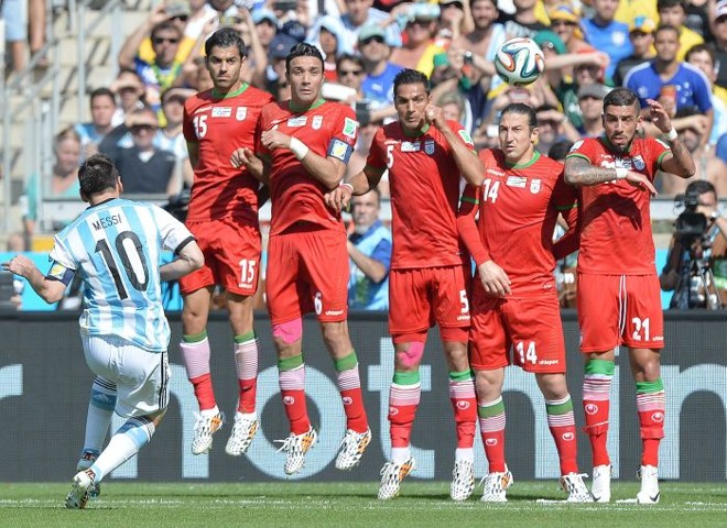 Messi bate falta para a Argentina enquanto barreira sobe para afastar perigo | 
