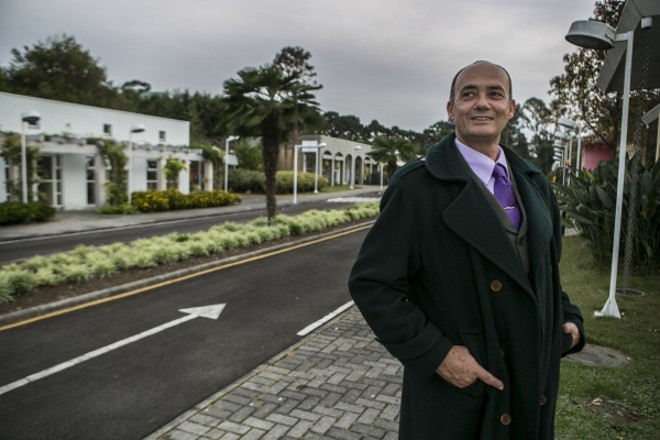 Professor Eli, tendo ao fundo a paisagem da Vila da Cidadania | 