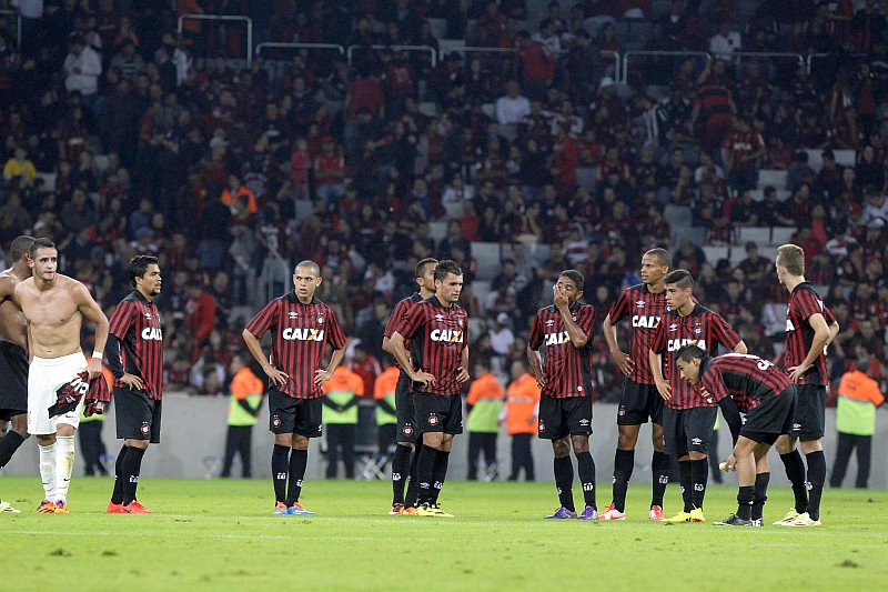 Federação reclama não pagamento de taxa de 10% da renda bruta do amistoso entre Atlético e Corinthians, na Arena da Baixada | Daniel Castellano / Gazeta do Povo