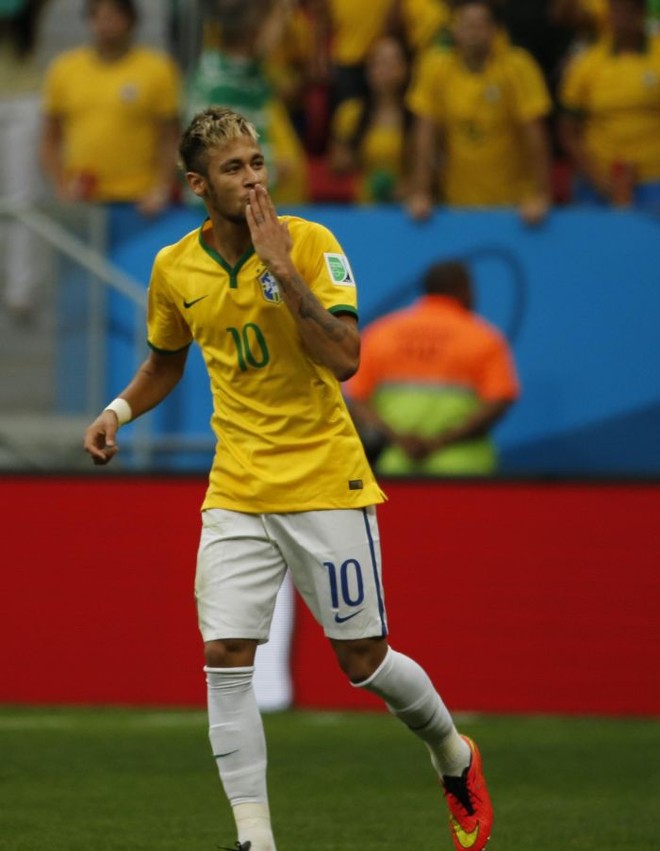 Neymar comemora o gol do Brasil contra Camarões |