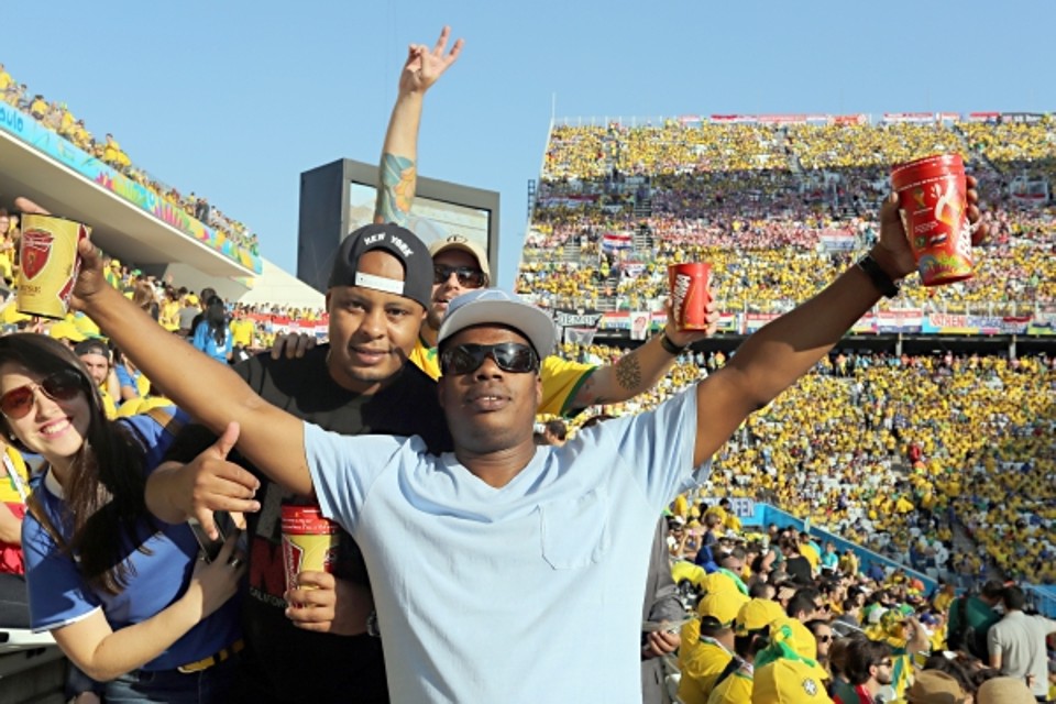 Torcida com cerveja na arquibancada da Arena Corinthian | Albari Rosa, enviado especial/ Gazeta do Povo
