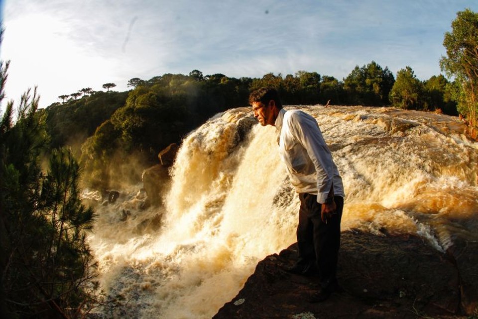 Na foto tirada na segunda-feira, Ardelino Meira ainda buscava pelo o corpo do irmão, Antônio, que sumiu no Rio Cascavelzinho, em Guarapuava | Daniel Castellano / Gazeta do Povo