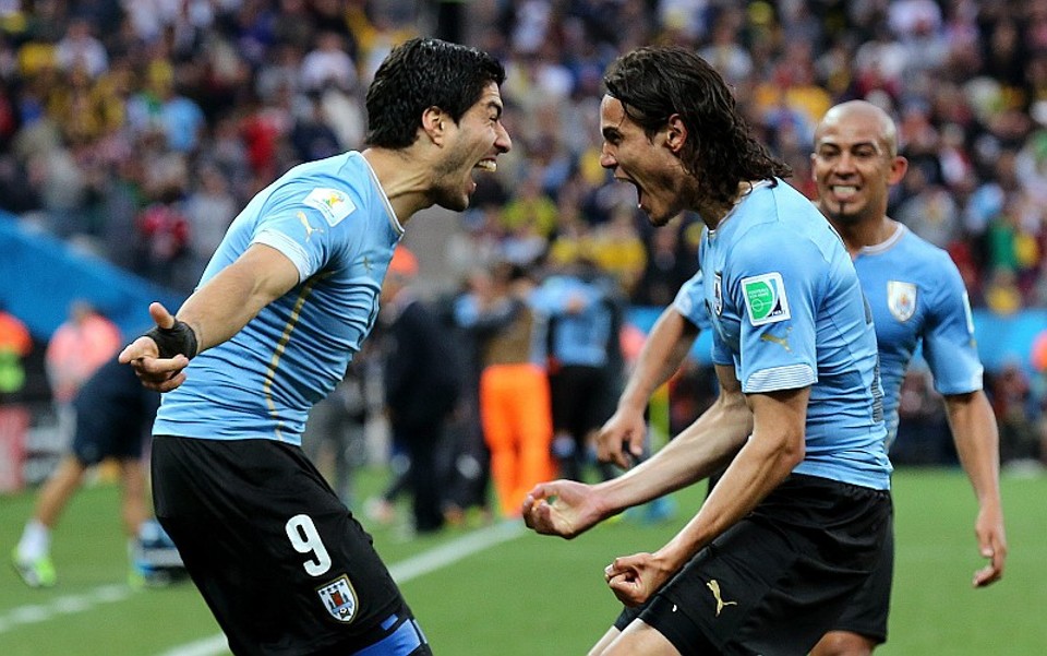 Suarez comemora com Cavani o primeiro gol do Uruguai sobre a Inglaterra | EFE
