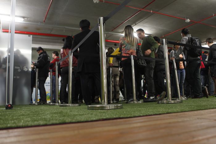 Fila de torcedores em busca de ingressos do último lote da Copa | Jonathan Campos / Gazeta do Povo