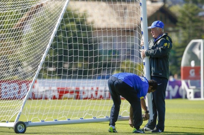 Felipão ajeita a trave antes do último treino para o amistoso com a Sérvia | 