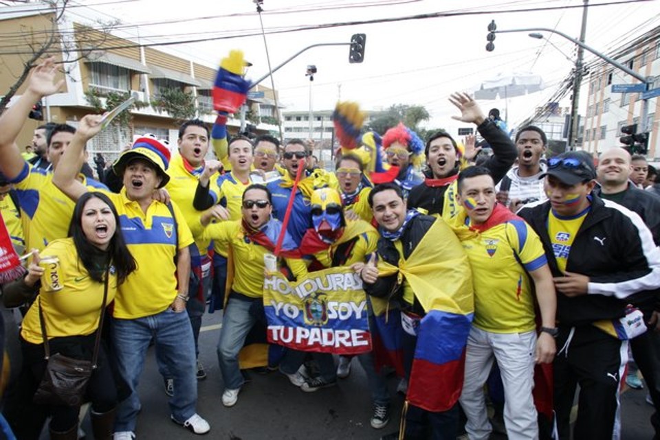 A maioria da torcida é para o Equador, com fãs que levam cartazes e adereços para festejar | Daniel Castellano/Gazeta do Povo