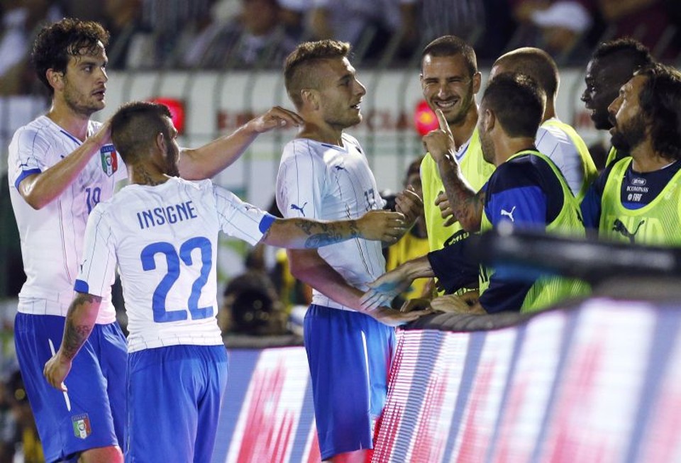 Immobile, que marcou três gols na partida, comemora com Bonucci, Balotelli, Pirlo e outros jogadores da Itália | Alessandro Garofalo/Reuters