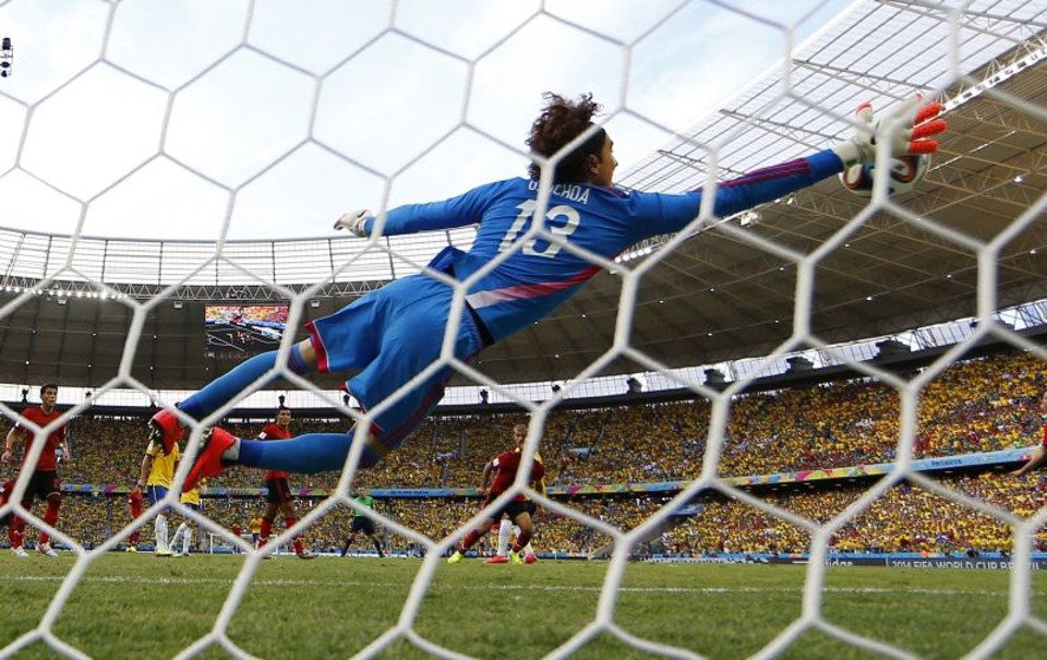 Ochoa salta para segurar a cabeçada de Neymar: camisa 13 saiu aplaudido de campo | Kai Pfaffenbach/Reuters