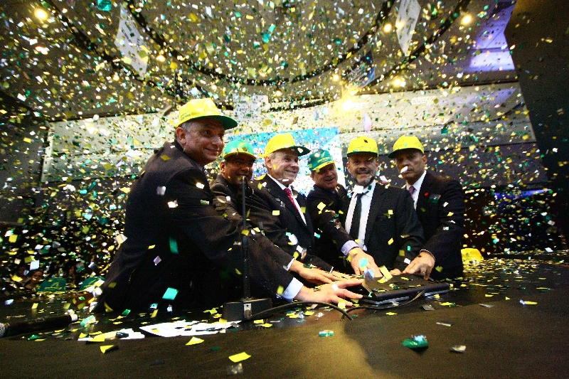 O ministro da Fazenda, Guido Mantega (ao centro, de gravata vermelha), participa da abertura do pregão da Bolsa de Valores de São Paulo após anunciar as medidas de incentivo ao setor | Aloisio Mauricio/Brazil Photo Press/Folhapress