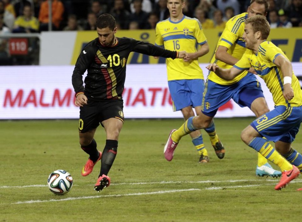 Hazard chuta para marcar belo gol para a seleção belga no amistoso deste domingo com a Suécia | Ints Kalnins / Reuters