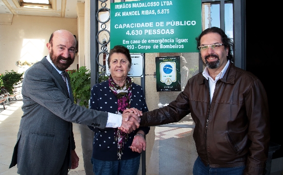 Os irmãos Carlos e Flora Madalosso cumprimentam Luiz Armando Erthal, diretor de saúde ambiental da Secretaria Municipal de Saúde, na porta do restaurante Madalosso, um dos pontuados com nota máxima pela Anvisa na avaliação dos restaurantes classificados para atendimento na Copa do Mundo | Divulgação