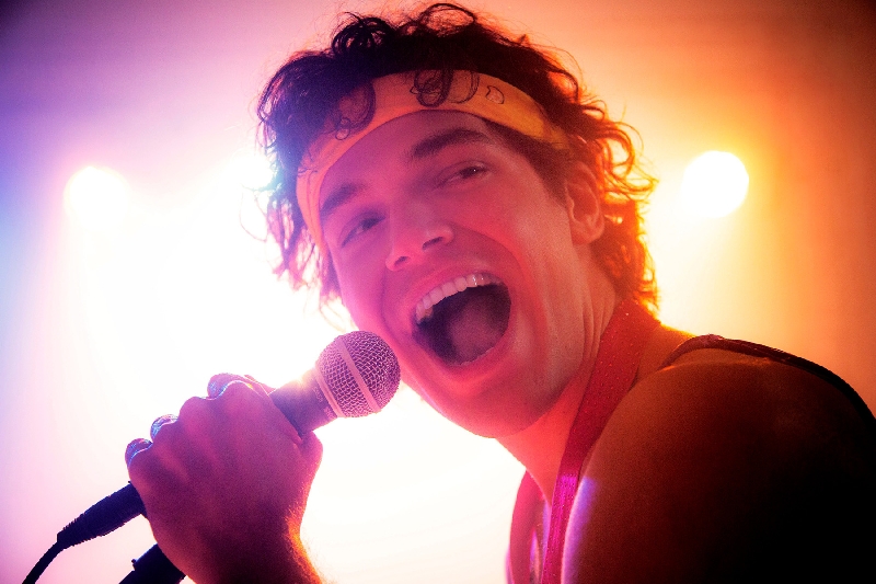 O ator Emílio Dantas vive o músico Cazuza no espetáculo | Léo Aversa/ Divulgação