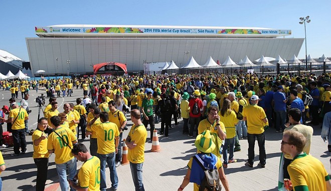 Torcida se aproxima da Arena Corinthians |