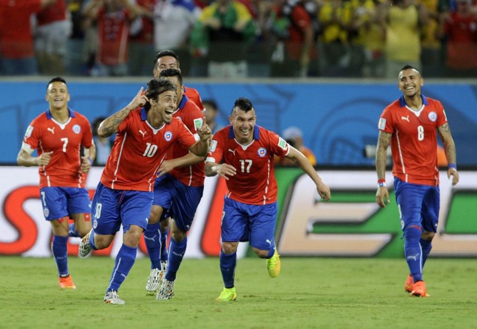 Jorge Valdivia, do Chile, comemora o gol. Foi o segundo da seleção | Reuters